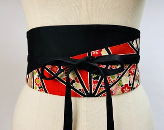 Reversible and adjustable bicolor Obi belt in Japanese printed cotton, plum blossom pattern, red background and plain black, high waist.