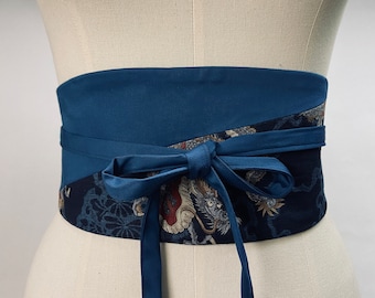 Ceinture Obi bicolor réversible et réglable en coton imprimé japonais motif dragon fond bleu marine et uni bleu taille haute.