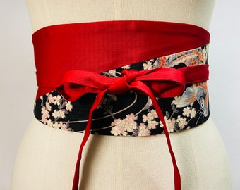 Ceinture Obi bicolor réversible et réglable en coton imprimé japonais motif Carpe/Koi  fond noir et uni rouge ou noir taille haute.