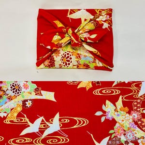 Furoshiki in cotone giapponese stampato con motivo gru/fiore, fondo rosso, varie misure