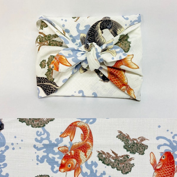 Furoshiki mit japanischem Karpfen-/KoÏ-Muster aus bedruckter Baumwolle in zwei Farben auf ecrufarbenem Hintergrund, verschiedene Größen