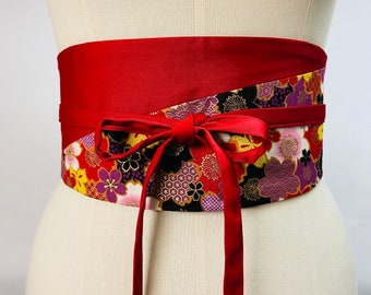 Wendbarer und verstellbarer zweifarbiger Obi-Gürtel aus bedruckter japanischer Baumwolle mit Sakura-/Kirschmuster, schwarzem Hintergrund und einfarbigem Rot oder Schwarz, hoher Taille.