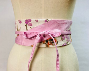 Wende- und verstellbarer Gürtel aus bedruckter japanischer Baumwolle mit Köi-/Karpfenmuster in Ecru und einfarbigem Hintergrund aus rosafarbener Baumwolle mit hoher Taille