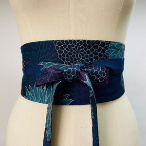 Ceinture Obi réversible et réglable en coton imprimé japonais motif chrysanthème fond bleu marine et uni bleu marine taille haute image 1