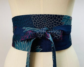 Ceinture Obi réversible et réglable en coton imprimé japonais motif chrysanthème fond bleu marine et uni bleu marine taille haute