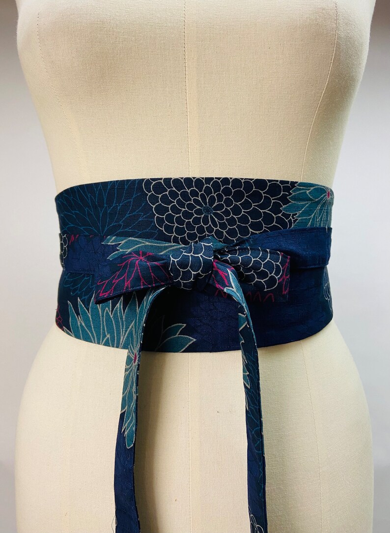 Ceinture Obi réversible et réglable en coton imprimé japonais motif chrysanthème fond bleu marine et uni bleu marine taille haute image 1