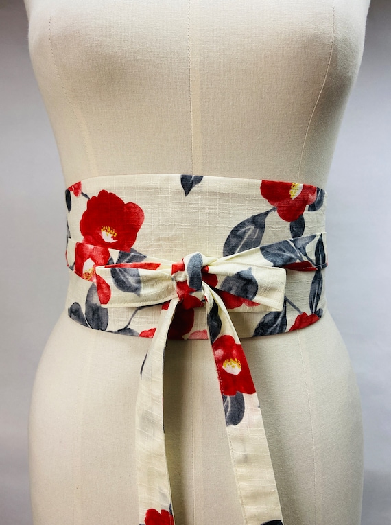 Ceinture Obi réversible et réglable en coton imprimé japonais motif Tsubaki/ camélia fond écru et uni rouge ou noir taille haute