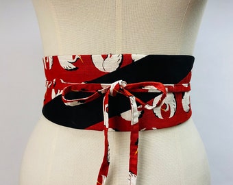 Ceinture réversible et réglable en coton imprimé japonais motif grue fond rouge et uni en coton noir taille haute