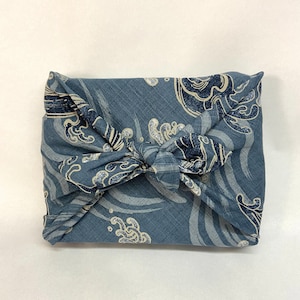 Furoshiki aus japanischer bedruckter Baumwolle, blaues Wassermuster, blaugrauer Hintergrund, verschiedene Größen Bild 3