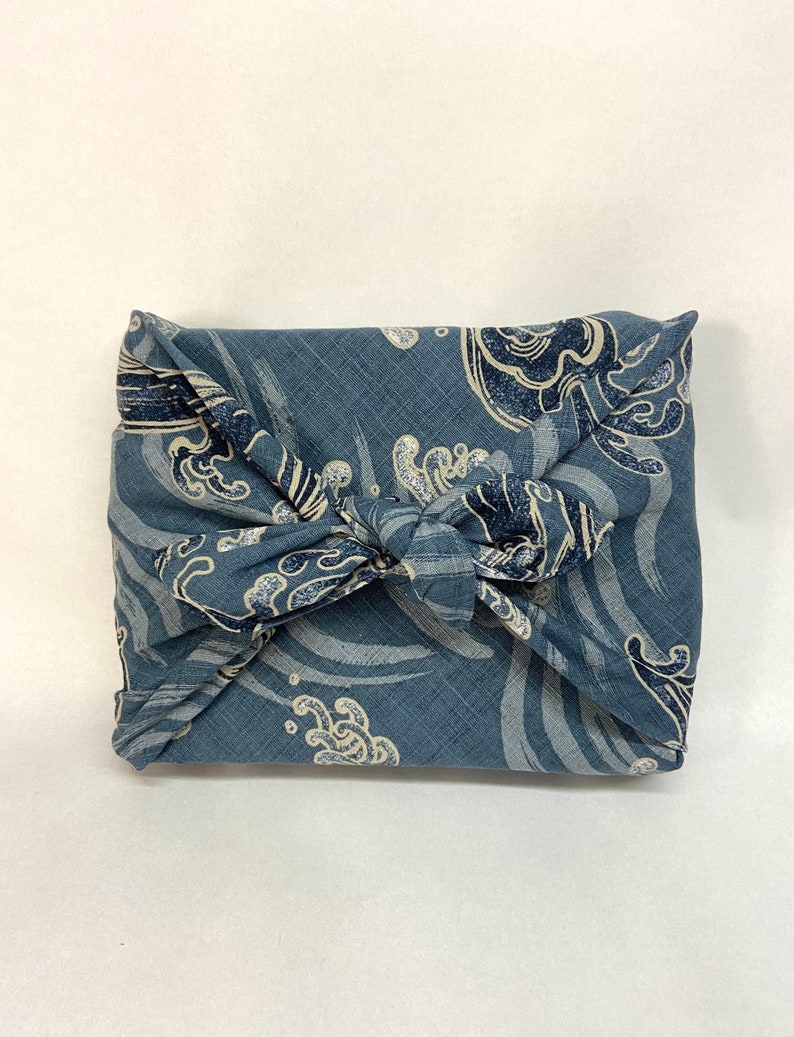 Furoshiki aus japanischer bedruckter Baumwolle, blaues Wassermuster, blaugrauer Hintergrund, verschiedene Größen Bild 3