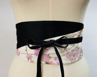 Wendbarer und verstellbarer zweifarbiger Obi-Gürtel aus bedruckter japanischer Baumwolle mit Karpfen-/Koi- und Sakura-Muster, weißem Hintergrund und schlichtem Schwarz, hoher Taille.