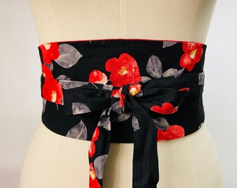 Ceinture Obi réversible et réglable en coton imprimé japonais motif Tsubaki/Camélia fond noir et uni de votre choix.  Taille haute