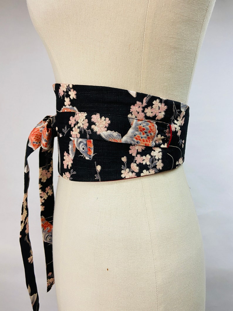 Ceinture Obi réversible et réglable en coton imprimé japonais motif Koï /Carpe et cerisier fond noir et uni rouge ou noir taille haute image 2