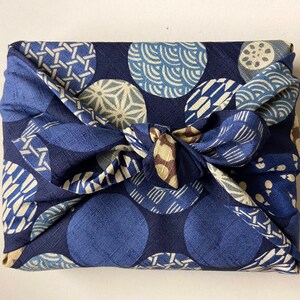 Furoshiki en coton imprimé japonais fond bleu marine en pluseurs tailles image 3