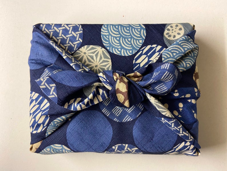 Furoshiki en coton imprimé japonais fond bleu marine en pluseurs tailles image 3