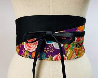 Wendbarer und verstellbarer zweifarbiger Obi-Gürtel aus bedruckter japanischer Baumwolle, Blumenmuster, lila Hintergrund und schlichtes Schwarz, hohe Taille.