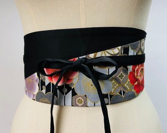 Cintura Obi bicolore reversibile e regolabile in cotone giapponese stampato, fantasia Rose, fondo nero/grigio e tinta unita nera o rossa, vita alta.