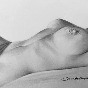 Op de afbeelding: Een zwart-witte potloodtekening van een vrouwenlichaam, met &eacute;&eacute;n borst zichtbaar en een tepelpiercing. De tekening is gesigneerd met "Senua de Grazia".