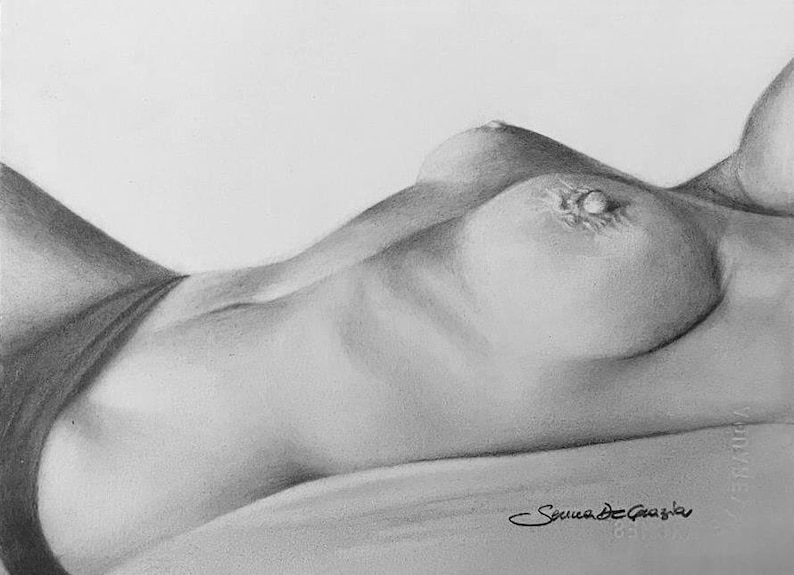 Op de afbeelding: Een zwart-witte potloodtekening van een vrouwenlichaam, met &eacute;&eacute;n borst zichtbaar en een tepelpiercing. De tekening is gesigneerd met "Senua de Grazia".