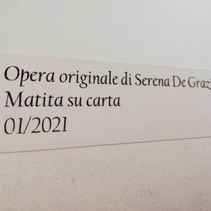 Op de afbeelding: Een wit label met zwarte tekst die "Opera originale di Serena De Grazia Matita su carta 01/2021" luidt.