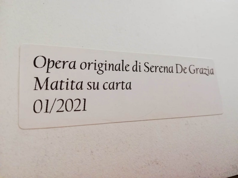 Op de afbeelding: Een wit label met zwarte tekst die "Opera originale di Serena De Grazia Matita su carta 01/2021" luidt.