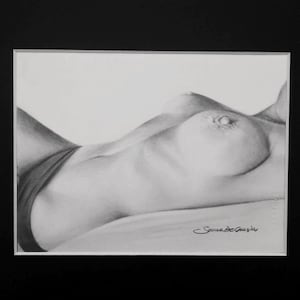 Op de afbeelding: Een zwart-witte potloodtekening van een vrouwenlichaam, met &eacute;&eacute;n borst zichtbaar. De tekening is rechtsonder gesigneerd.