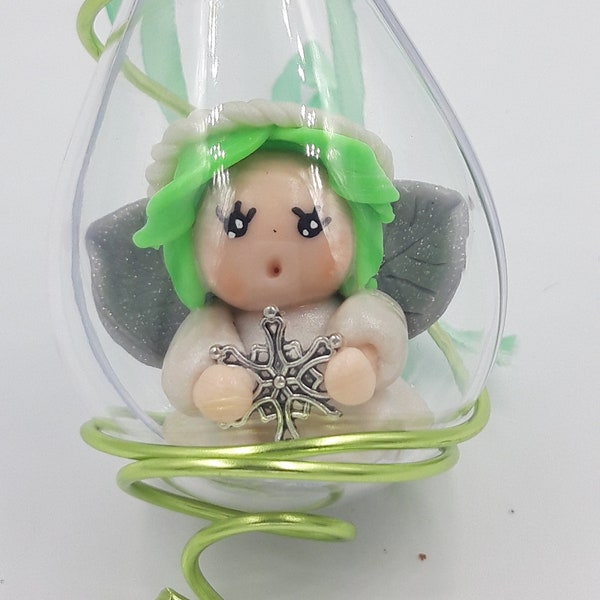 Figurine Petit ange blanc et vert dans goutte suspendue-Décoration féerique chambre enfant-Décoration noël petit ange bleu à suspendre