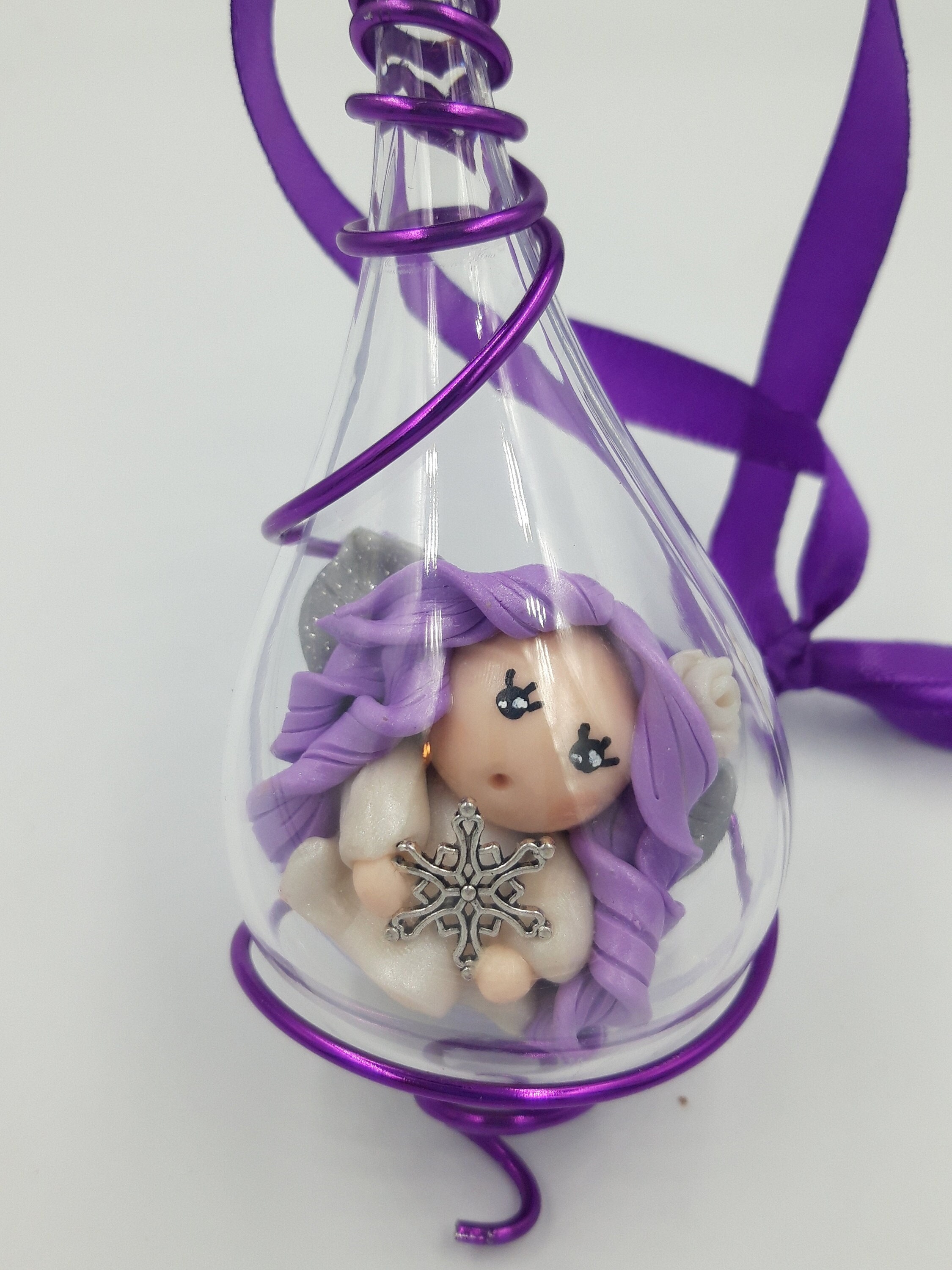 Figurine Petite Fée Blanche Aux Cheveux Violets Dans Goutte Suspendue-Décoration Féerique Chambre En