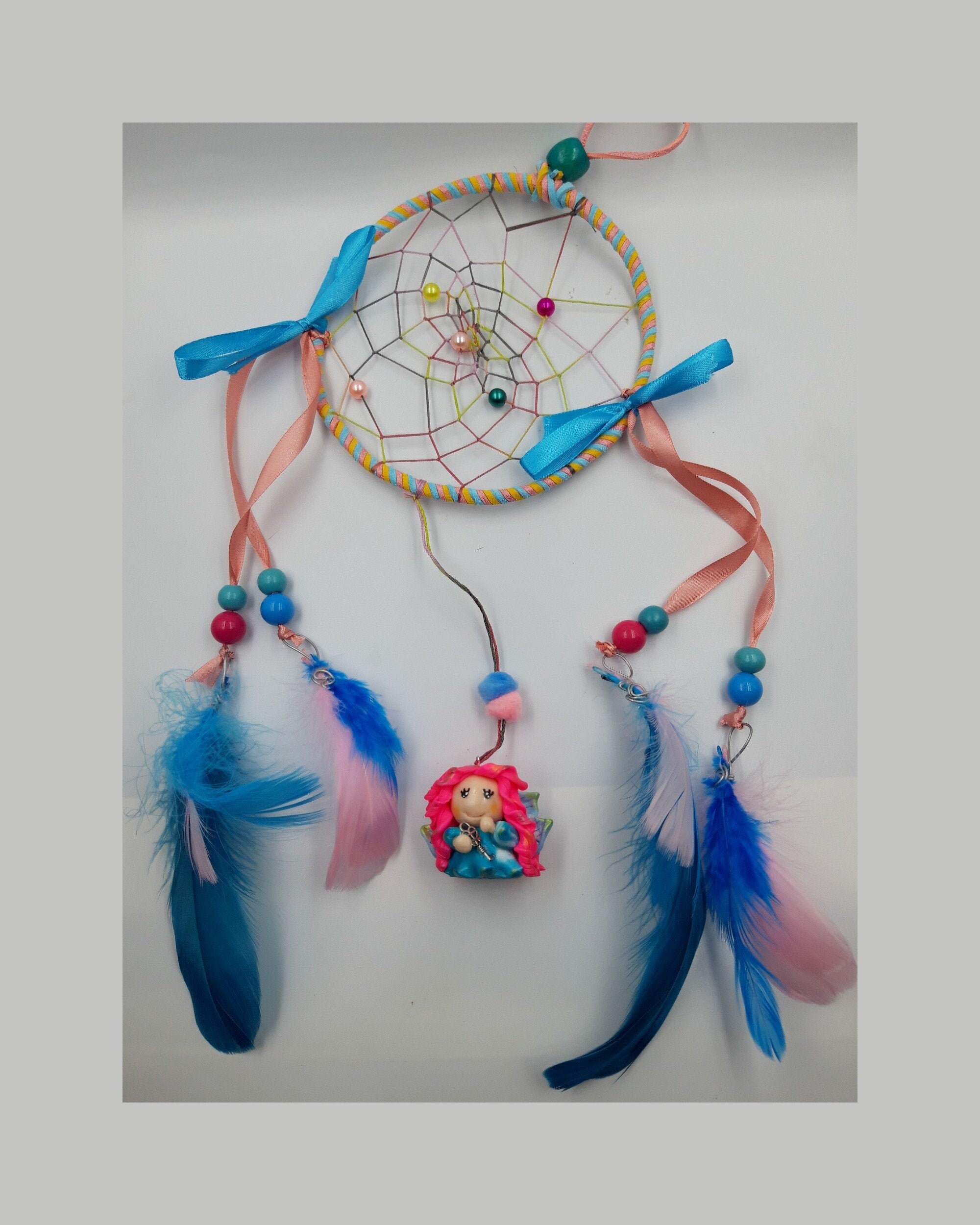 Attrape Rêves Bleu-Rose-Jaune avec Petite Fée Coquine et Malicieuse -Décoration Féerique Chambre Enf