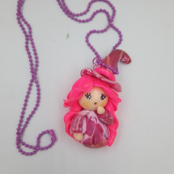 Collier sorcière malicieuse rose et fushia- chaine bille 70 cm-Figurine féerique kawaii petite sorcière rose  -Collier figurine kawaii