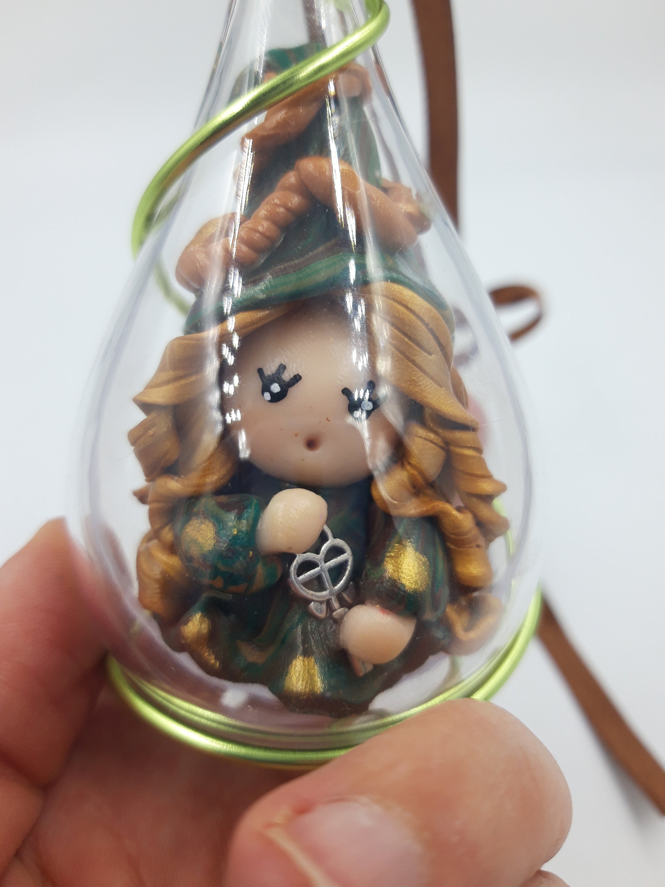 Figurine Petit Lutine de La Forêt Dans Goutte Suspendue-Décoration Féerique Chambre Enfant-Décoratio