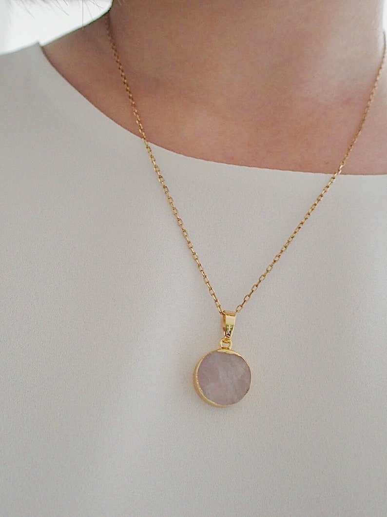 Collier cristal quartz ou agate cerclé d'or bijou laiton collier Météore par Adèle et Louise Quartz rose