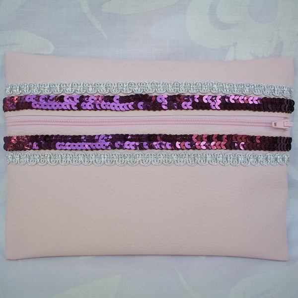 Pochette en simili cuir rose clair et galons argent et framboise pailleté