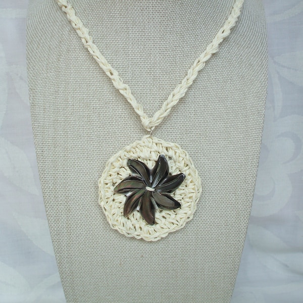 Collier ras de cou en raphia et fleur en nacre