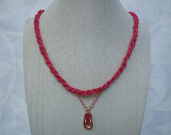 Collier rouge et rose foncé avec pendentif tong