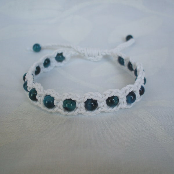 Bracelet au crochet avec du fil de coton ciré blanc et incrustation perles oeil de tigre noires et bleues