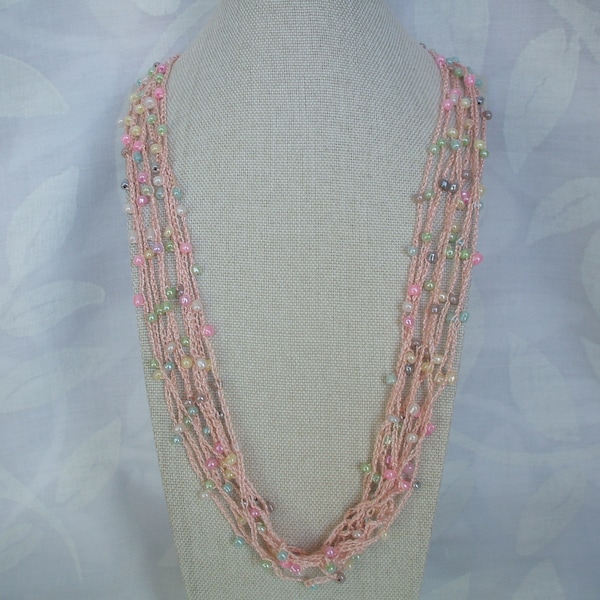 Collier bohême au crochet en fil de coton perlé rose avec incrustation petites perles multicolores pastel