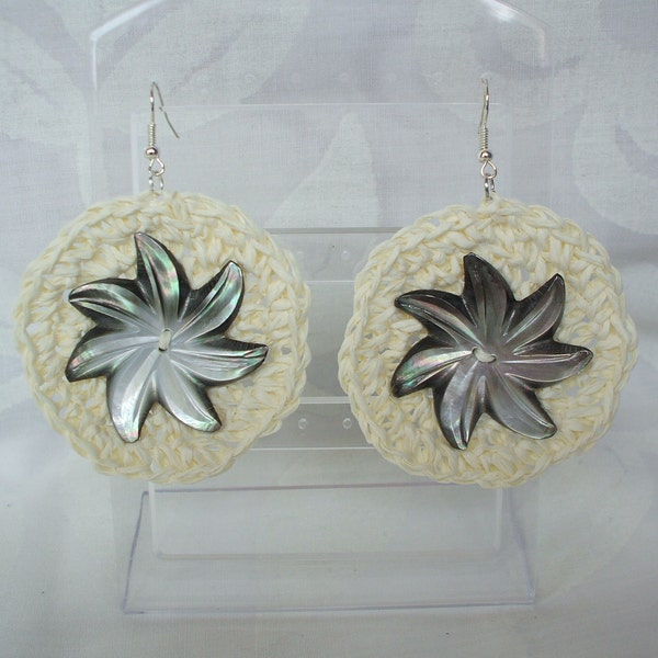 Boucles d'oreilles en raphia crocheté et fleur en nacre