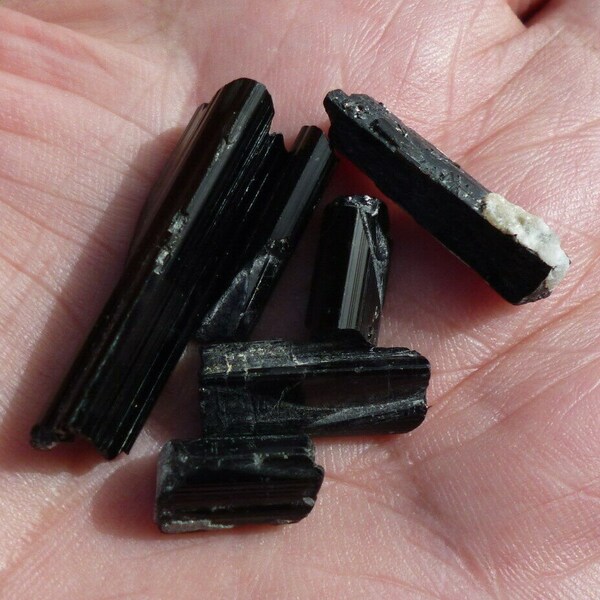 Tourmaline, 6 natural raw gemstones, 11.7g, minerals for jewellery, collection or lithotherapy