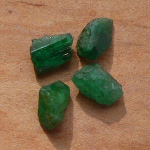 Emeraude, pierres gemmes brutes et naturelles, 5.5 carats, pour fabrication bijoux, collection ou lithothérapie image 1