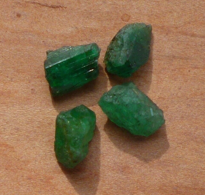 Emeraude, pierres gemmes brutes et naturelles, 5.5 carats, pour fabrication bijoux, collection ou lithothérapie image 1