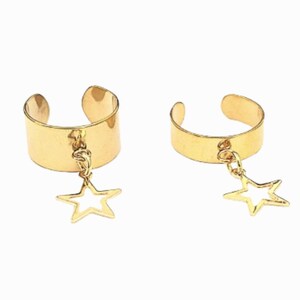 Peut inclure: Une paire de boucles d'oreilles dorées avec un pendentif en forme d'étoile. Les boucles d'oreilles sont en métal et ont un design simple et élégant.