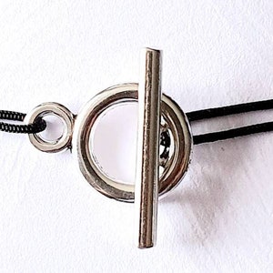 Collier ras de cou cordon noir et fermoir à bascule, toggle OT, cercle et barre, idée cadeau femme, ado, tendance mode 2022 image 2