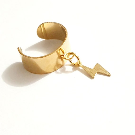 Bague large avec pendentif sale