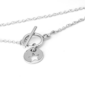 Pulseira de corrente, fecho e pingente redondo de estrela vazada, aço inoxidável, ideia de presente para mulheres, crianças, jovens, aniversários ou dia das mães