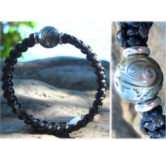 Bracelet Homme Perle Noire De Tahiti Gravée Poe Tattoo Nacre Mother Of Pearl Shamballa Artisanat Tahitien Pacifique Vahinecollection