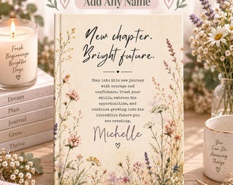 Puede incluir: Un diario personalizado con cubierta color crema, diseño floral y el texto New chapter. Bright future. junto al nombre Michelle. El diario incluye una cita inspiradora y está rodeado por una vela y flores.