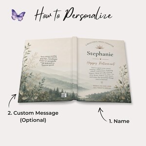Puede incluir: Un libro abierto con una ilustraci&oacute;n de paisaje de monta&ntilde;as y &aacute;rboles. El texto dice How to Personalize, Stephanie, Happy Retirement, e incluye espacios para un nombre y un mensaje personalizado. Un icono de mariposa morada est&aacute; arriba a la izquierda.