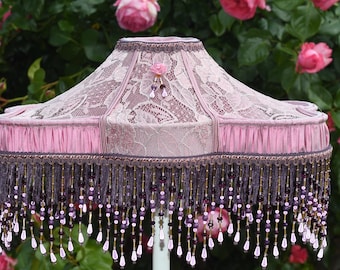 Handgefertigter Lampenschirm aus rosa Samtspitze, viktorianischer Boudoir-Stil, Handwerkskunst der Auvergne