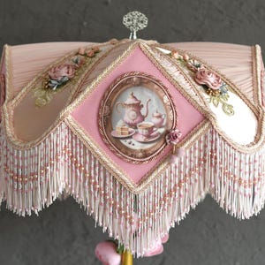 CANDY Viktorianischer Lampenschirm mit Perlenfransen für ein romantisches Interieur.
